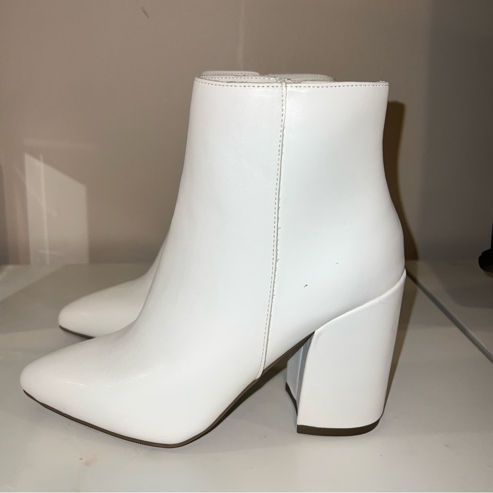Woman’s Evvie ankle booties